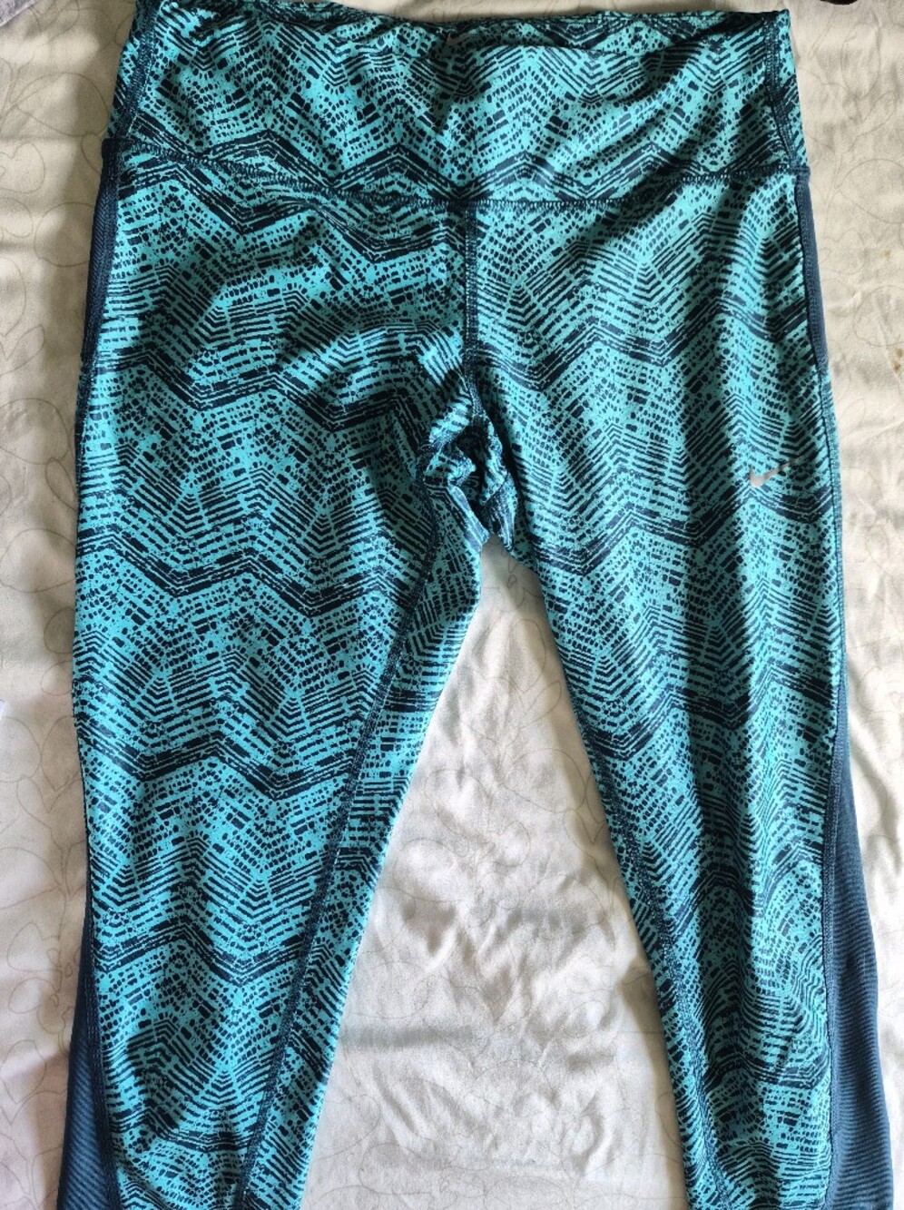 NIKE - Aqua Teal Patterned Athletic Cropped Leggings